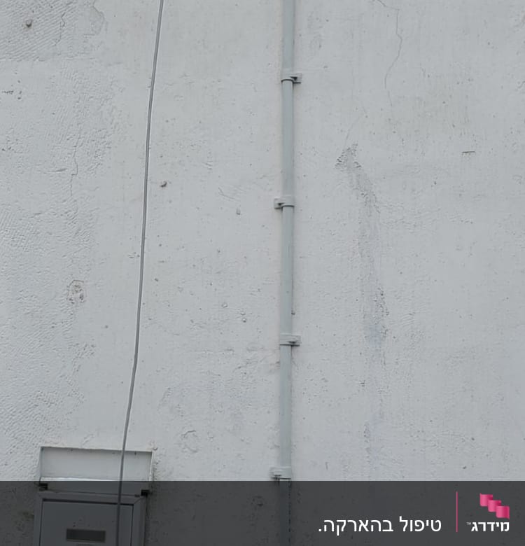 כבלים חשמליים על קיר עם תיבת חשמל